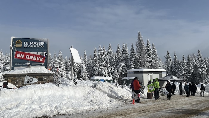 Des employés du Massif sur la ligne de piquetage. 