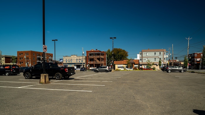 Le stationnement du marché public.