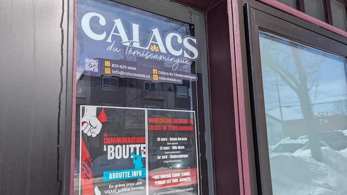 Le logo du CALACS du Témiscamingue et une affiche Le communautaire à boutte.