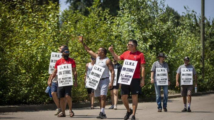 Des grévistes à Port Moody, en Colombie-Britannique, le lundi 3 juillet 2023.