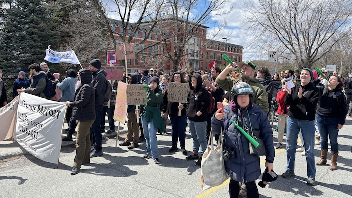 Des participants lors d'une manifestation à l'occasion de la Journée internationale des travailleuses et travailleurs.