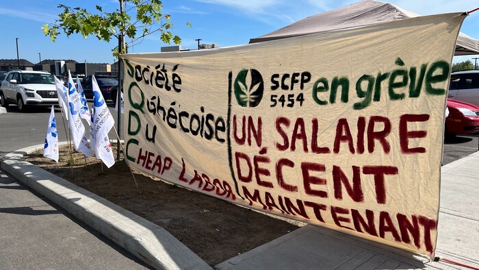 Une banderole avec des messages de grève de la Société québécoise du cannabis.