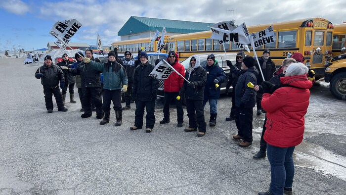 Manifestants devant des autobus scolaires