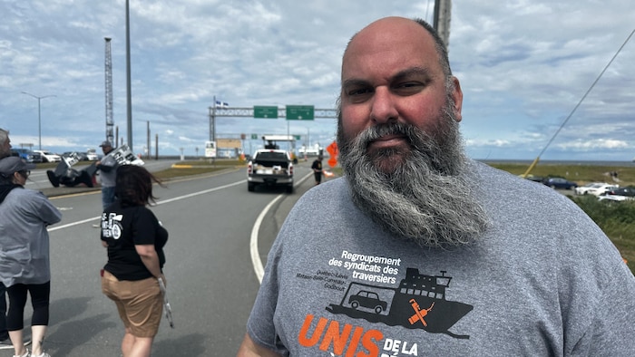 Patrick Saint-Laurent prend la pose en marge d’une grève à la traverse Matane–Baie-Comeau–Godbout.