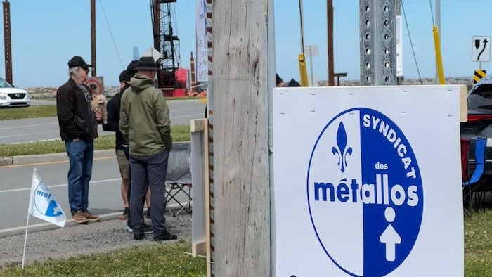 Quelques employés de la STQ font la grève sur un quai de traverse, à Matane.