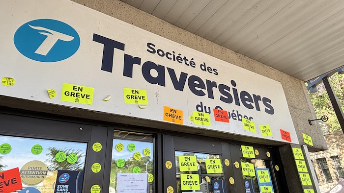 L'entrée de la gare fluviale de Québec, bardée d'autocollants « en grève ».