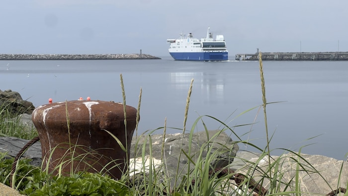 Un bateau prend le large.
