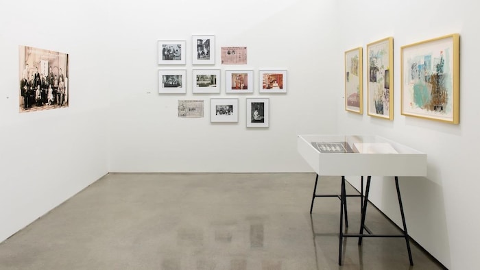 Des photos de la collection de Beatrice et Raymond Jai accrochées au mur à l'exposition « Whose Chinatown? », à la galerie Griffin Art Projects, en 2021.