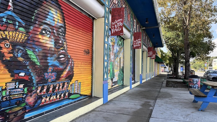 Des commerces dans une rue.