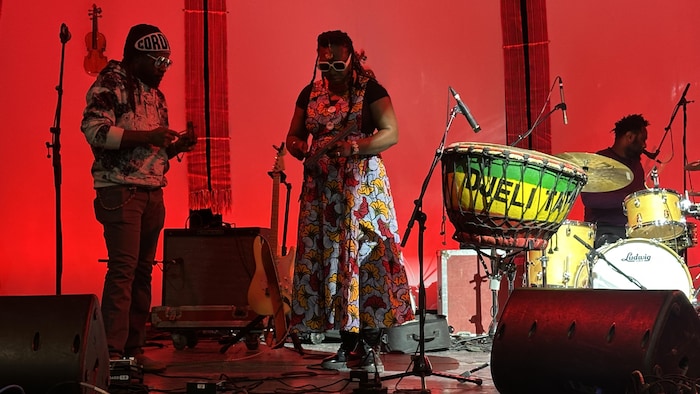 L'artiste Djely Tapa accompagnée d'un musicien, juste avant le début du spectacle.
