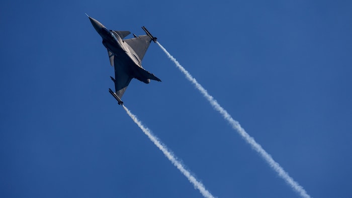 Un avion militaire suédois Gripen effectue des figures acrobatiques lors du salon aéronautique international AIRVG2025 à l'aéroport Franjo Tuman de Zagreb, le 10 mai 2025.