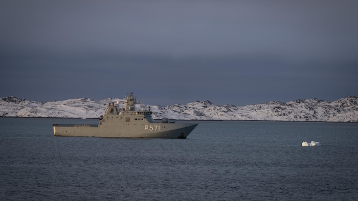 Un navire militaire patrouille à Nuuk, au Groenland. 