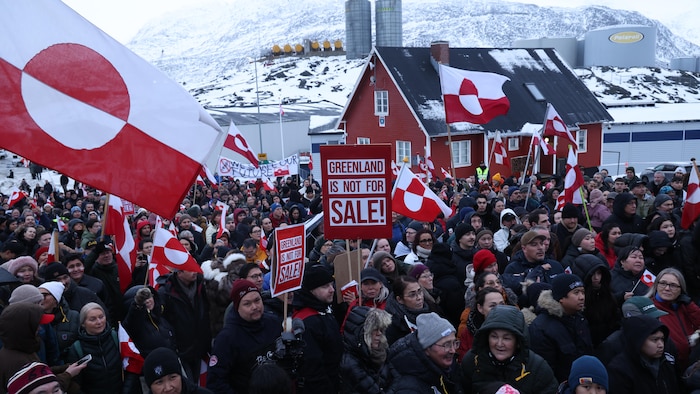 Des manifestants brandissent des drapeaux groenlandais et des pancartes devant le consulat des États-Unis pour protester contre le président américain Donald Trump et son intention déclarée d'annexer le Groenland. 
