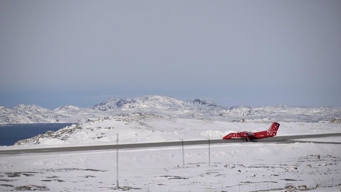 Un avion de la compagnie aérienne Air Greenland sur le tarmac de la piste d'atterrissage de Nuuk.