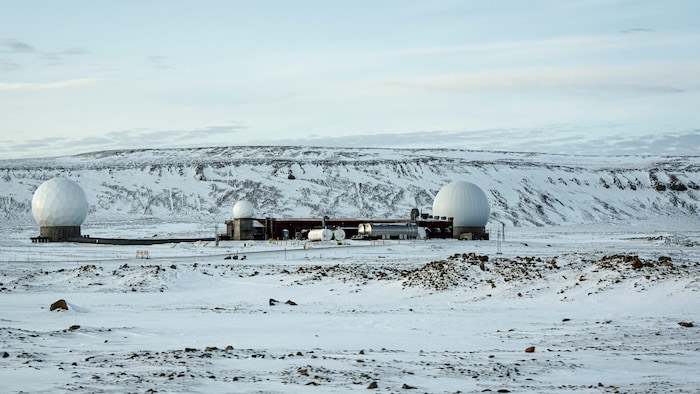 Une base spatiale dans un paysage enneigé.