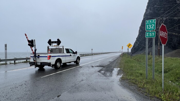 Le ministère des Transports bloquait toujours la route 132, à la hauteur de Gros-Morne, en fin d'avant-midi.