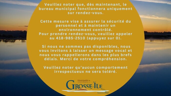Un avis selon lequel l'hôtel de ville est seulement accessible sur rendez-vous.