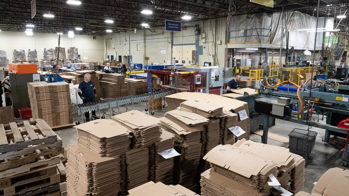 L'intérieur d'une usine de boîtes de carton.
