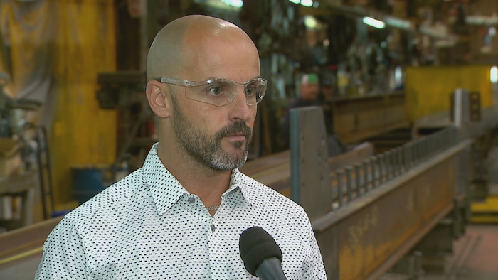 David Drouin, vice-président du groupe CAMNOR en entrevue dans l'usine de son entreprise.