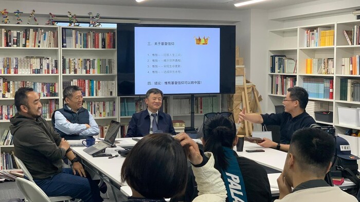 Le groupe de discussion de Li Jin Xing en pleine action.