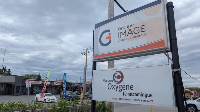 L'enseigne du Groupe Image et la Maison Oxygène Témiscamingue devant la rue.