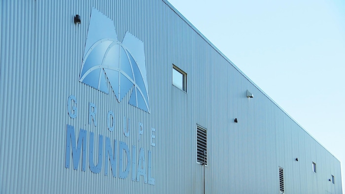 La devanture de l'usine de Groupe Mundial.