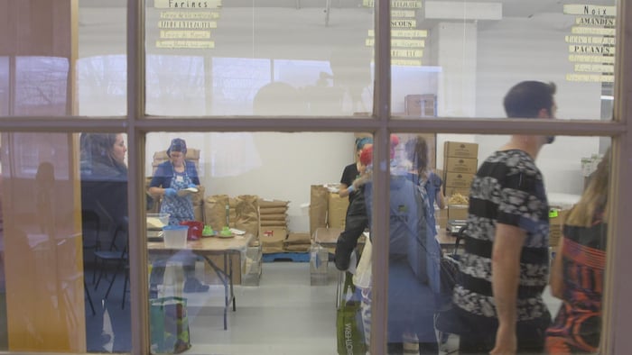  Le groupe NousRire lors d’une journée de distribution de denrées.