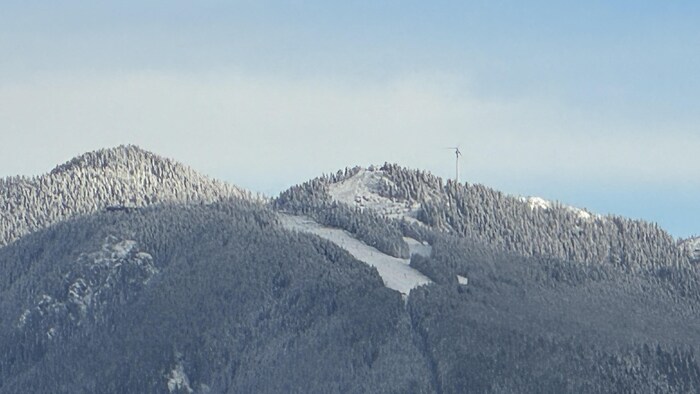 Le sommet du mont Grouse recouvert d'une faible couche de neige.