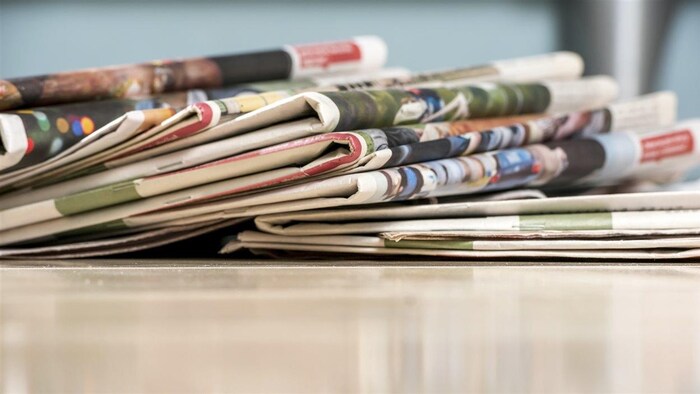 Des journaux sur une table