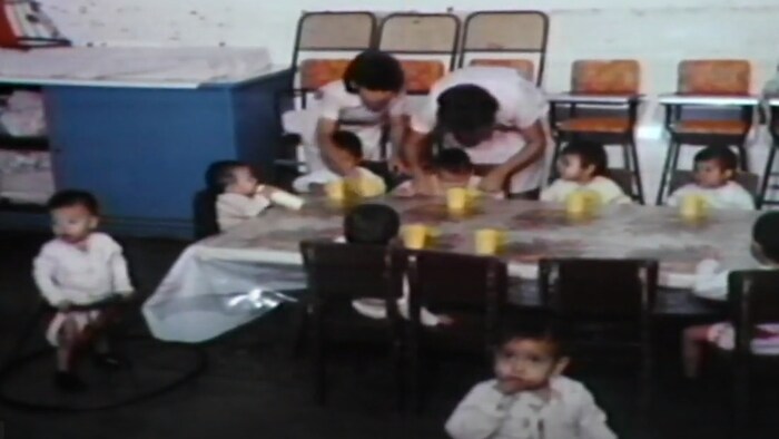 Des enfants mangent à une table.
