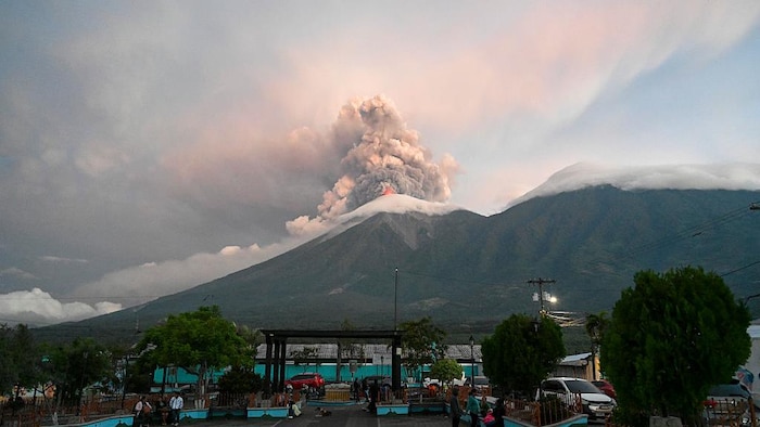 Le volcan Fuego entre en éruption.