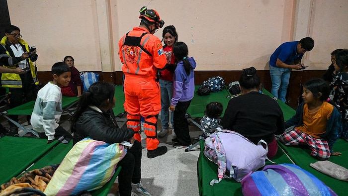 Des évacués se reposent dans un refuge.