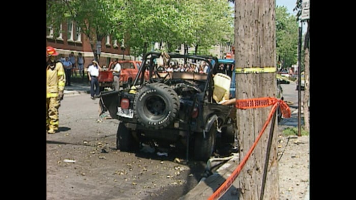 En août 1995, l'explosion d'une bombe sous une Jeep tue accidentellement un garçon de 11 ans, Daniel Desrochers, qui se trouvait au mauvais endroit au mauvais moment.