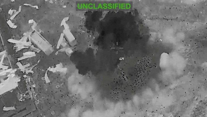 Capture d'écran d'une vidéo diffusée par l'armée américaine montrant une explosion survenue dans un lieu non identifié