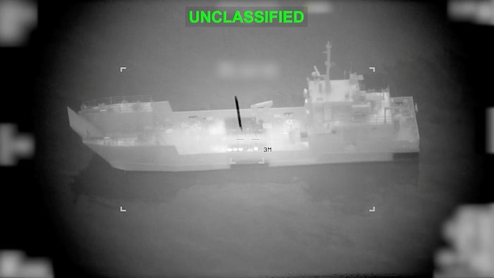 Un bateau visé par un missile. 