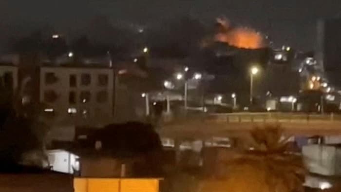 De la fumée et des flammes s'élèvent après une explosion.