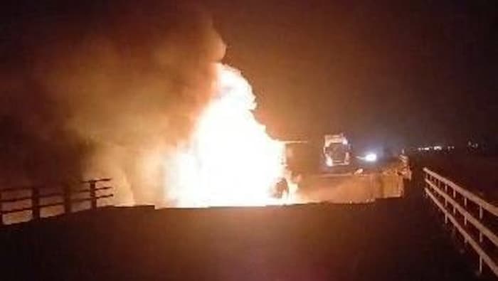 Un pont brûle après une frappe dans la région de Bandar Khamir, en Iran