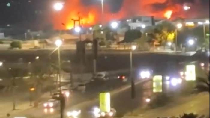 Des images d'abord partagées sur les réseaux sociaux montrent des explosions dans la ville iranienne de Bandar Abbas, le 8 juillet 2026.