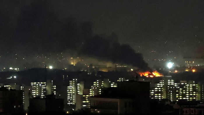 Un épais panache de fumée et des flammes s'échappent de l'aéroport international Mehrabad de Téhéran. 