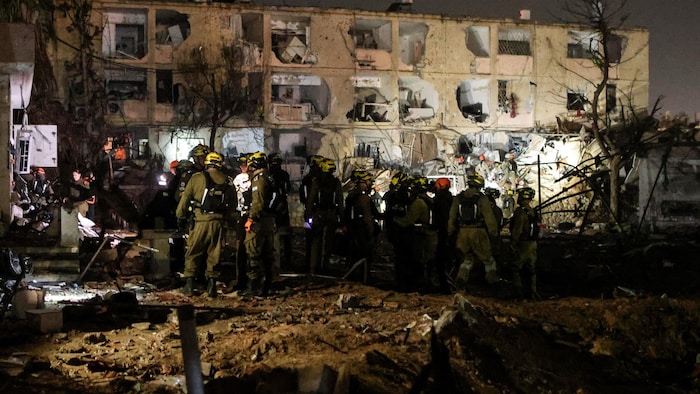 Une frappe iranienne a lourdement endommagé un bâtiment à Dimona, en Israël, le 21 mars 2026.
