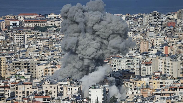 De la fumée s'échappe d'immeubles bombardés par Israël à Beyrouth.