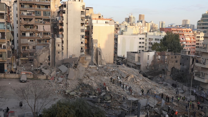 Des secouristes travaillent sur les décombres d'un immeuble qui s'est effondré après une frappe israélienne à Beyrouth. 