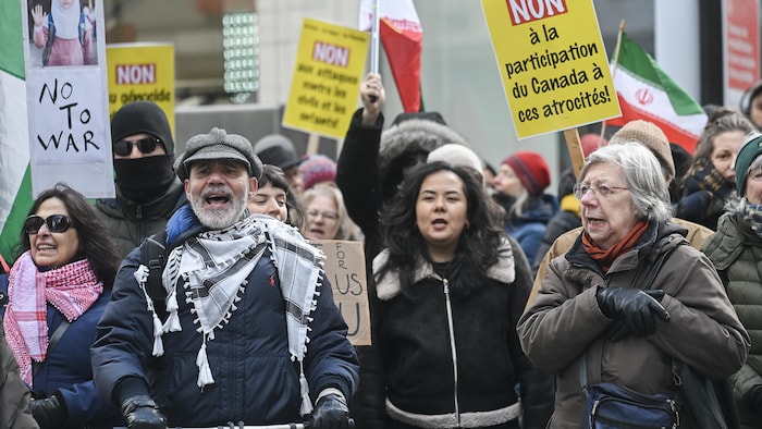 Des manifestants scandent des slogans et brandissent des pancartes dans les rues de Montréal.