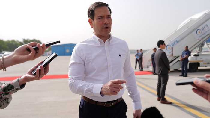 Il est sur le tarmac d'un aéroport.