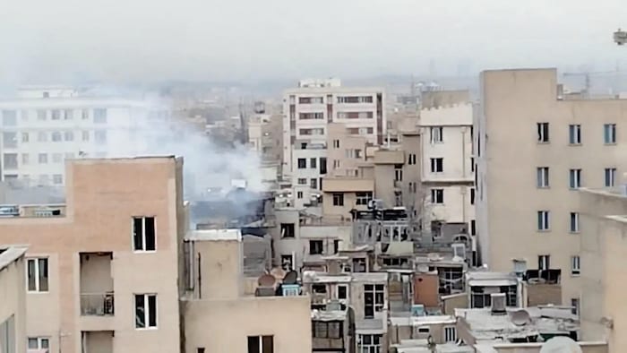 De la fumée s'échappe d'un immeuble de Téhéran après une frappe, le 11 mars 2026.