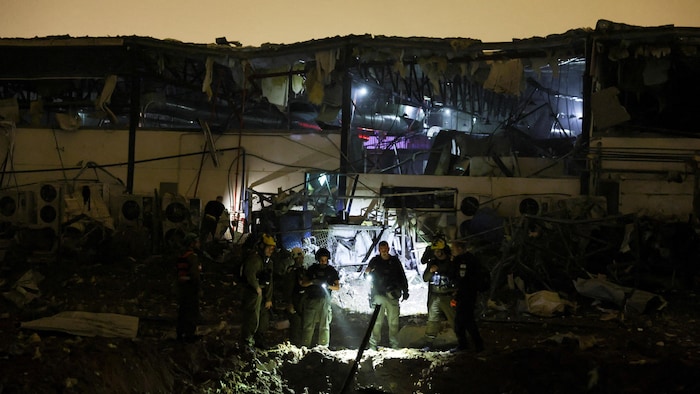 Un immeuble endommagé par un missile iranien.