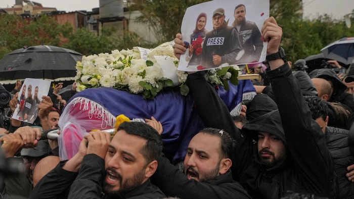 Les funérailles de trois journalistes libanais, tués samedi par une frappe israélienne.