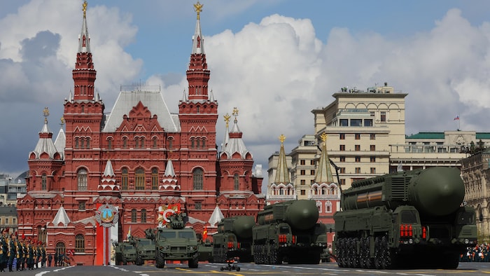 Des camions transportant des missiles roulent à Moscou.