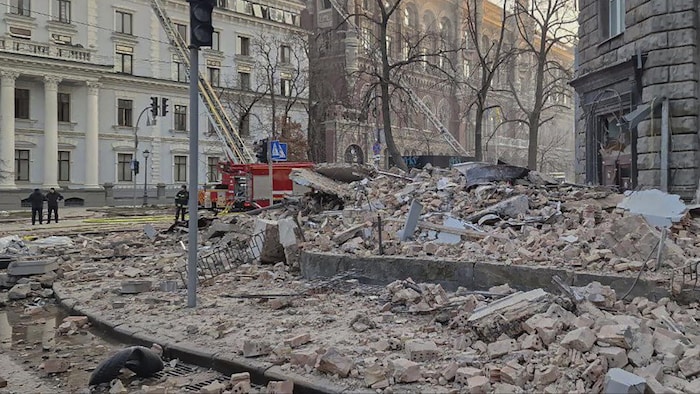 Des débris dans une rue des bâtiments voisins, à des centaines de mètres du bureau présidentiel de l'Ukraine après une attaque de drone russe à Kiev, en Ukraine, le mercredi 1er janvier 2025.