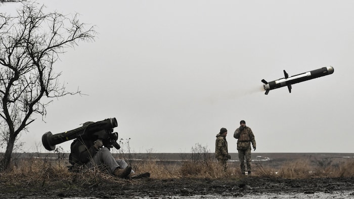 Des soldats lancent des obus.